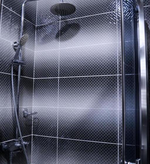 هتل Three Penguins