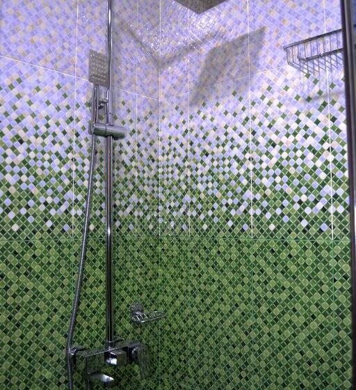 هتل Three Penguins