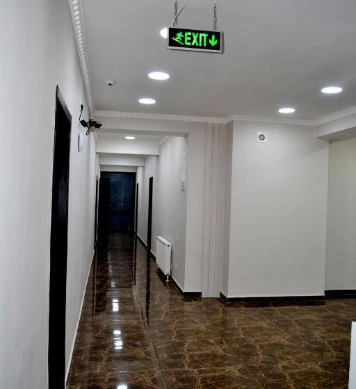 هتل Three Penguins