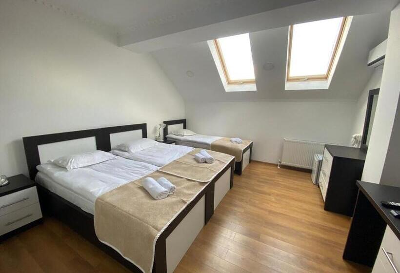 هتل Three Penguins