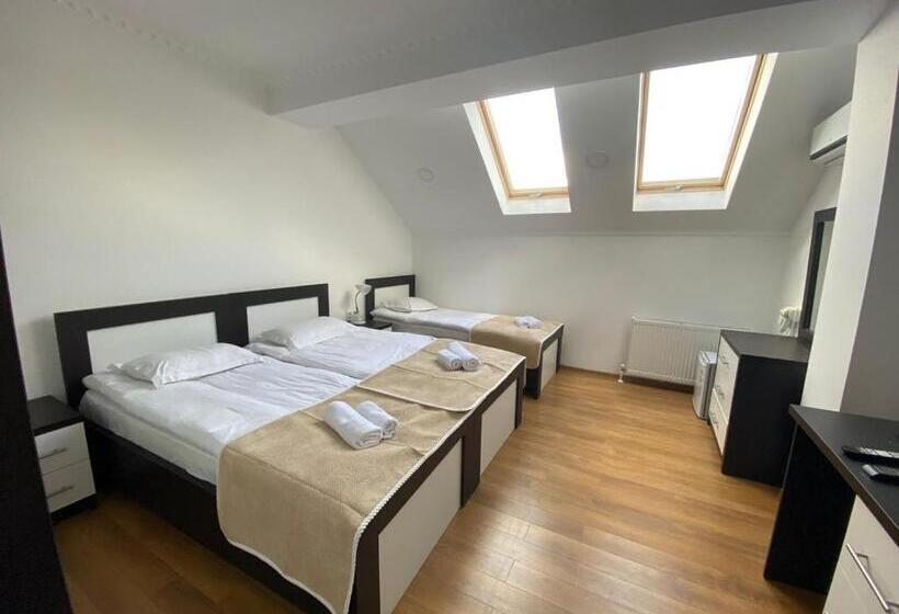 هتل Three Penguins