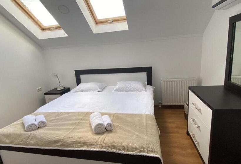 هتل Three Penguins