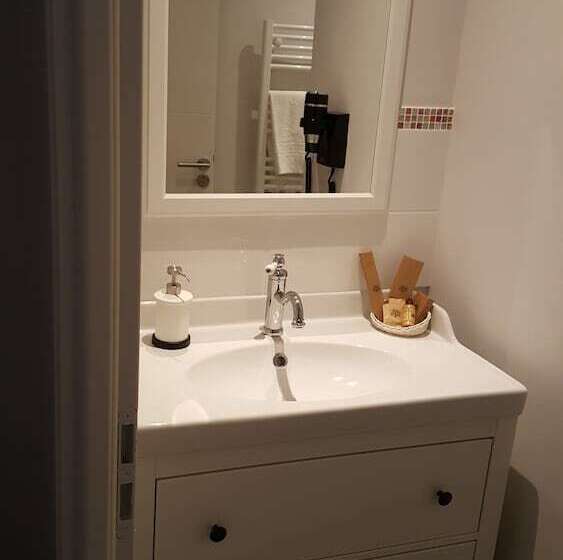 هتل Chez Jacqueline