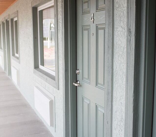 汽车旅馆 The Gator Den