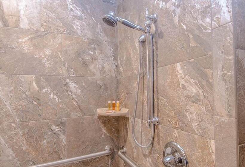 汽车旅馆 The Gator Den