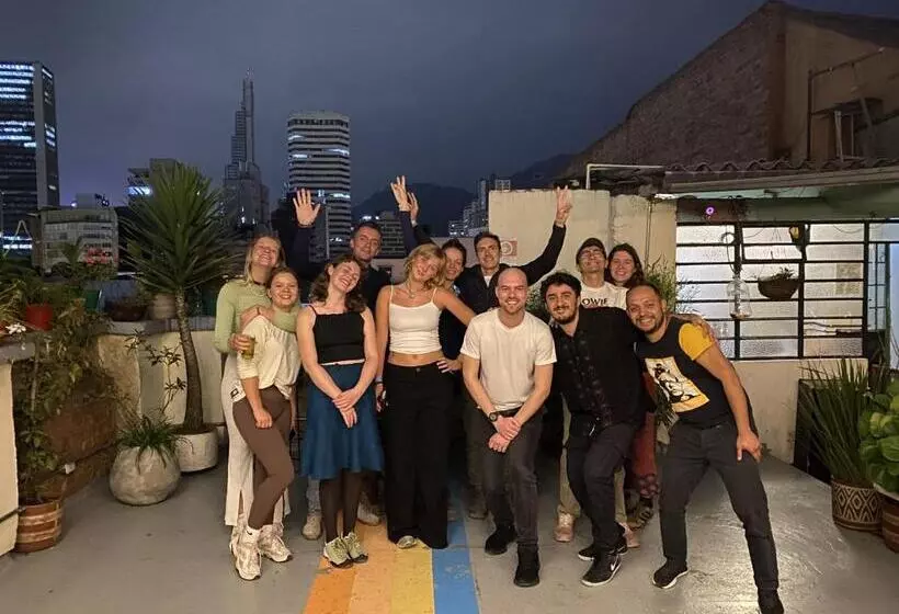 هاستل Hostal R10