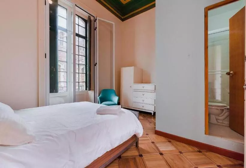 هاستل Hostal R10