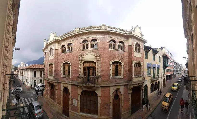 هاستل Hostal R10