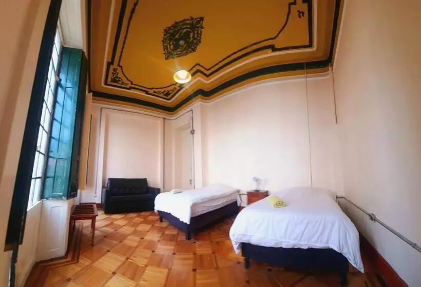 هاستل Hostal R10