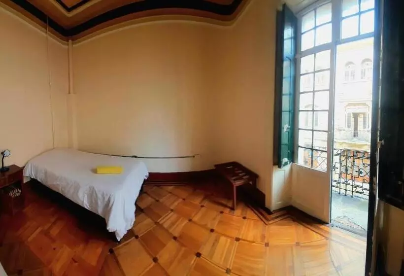 هاستل Hostal R10