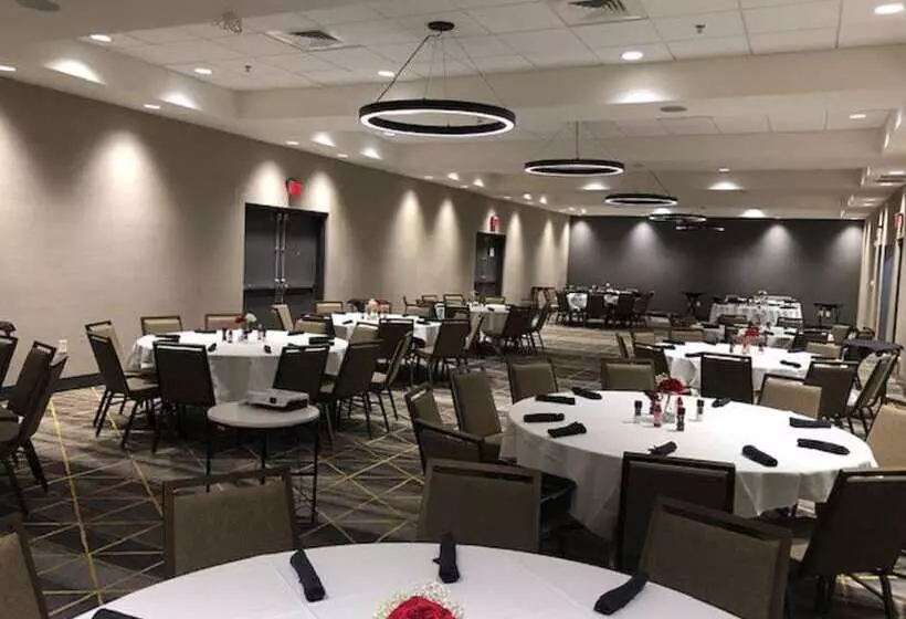 هتل Holiday Inn & Suites   Fayetteville W Fort Bragg Area, An Ihg