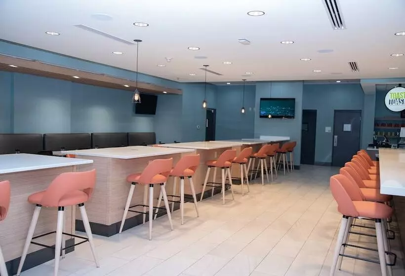 هتل Holiday Inn & Suites   Fayetteville W Fort Bragg Area, An Ihg