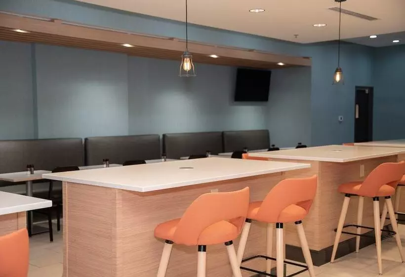 هتل Holiday Inn & Suites   Fayetteville W Fort Bragg Area, An Ihg