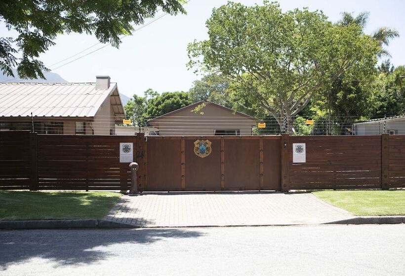 פנסיון Antiqua Guest House