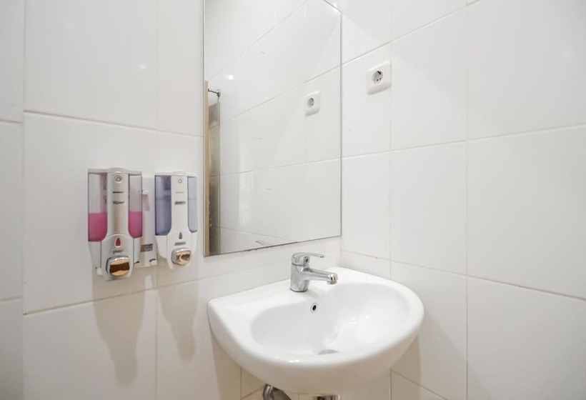 בית מלון כפרי Reddoorz Plus @ Karebosi Area 2