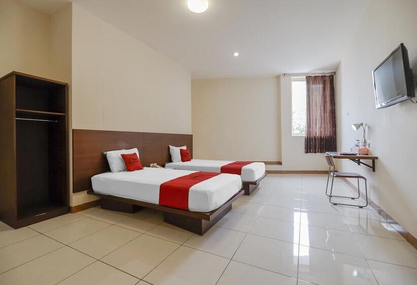 בית מלון כפרי Reddoorz Plus @ Karebosi Area 2