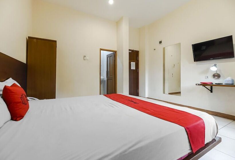 בית מלון כפרי Reddoorz Plus @ Karebosi Area 2