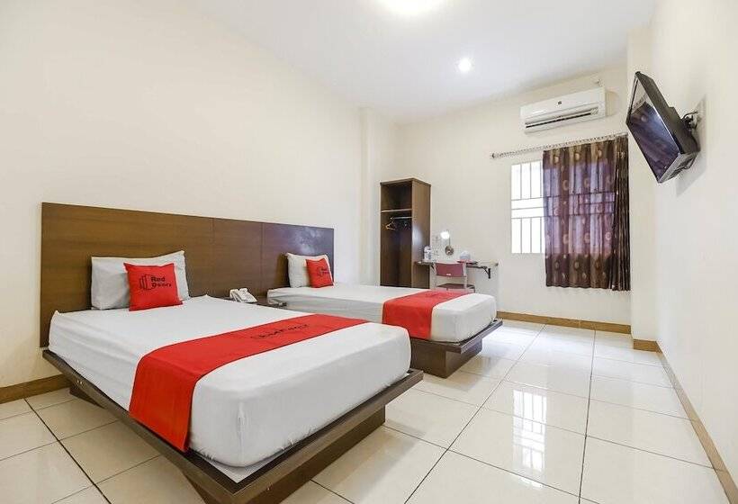 בית מלון כפרי Reddoorz Plus @ Karebosi Area 2