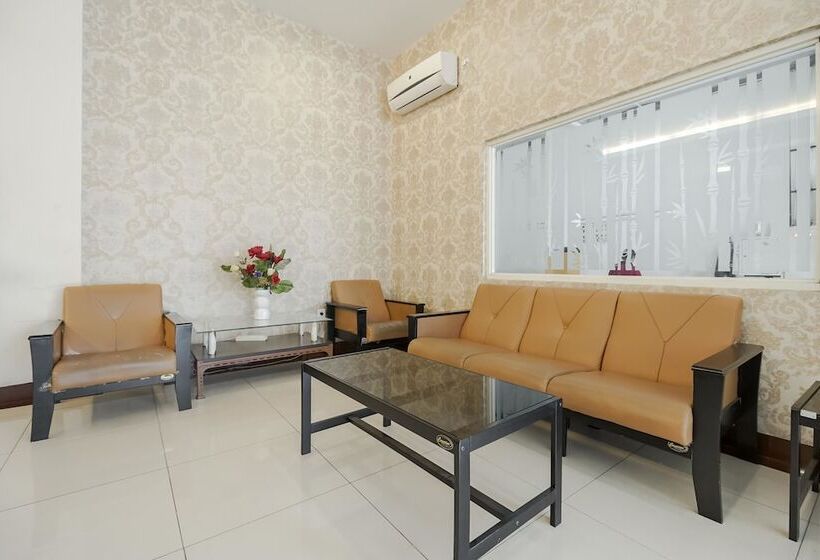 בית מלון כפרי Reddoorz Plus @ Karebosi Area 2