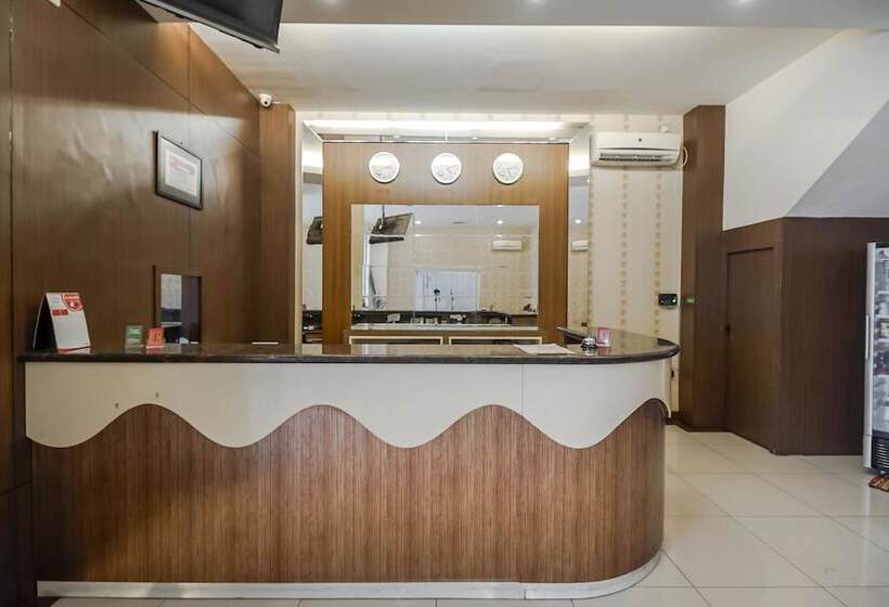 בית מלון כפרי Reddoorz Plus @ Karebosi Area 2