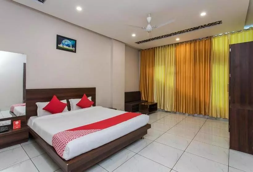 هتل Oyo 18757 Nakshatra Inn