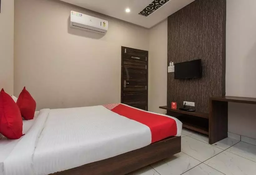 هتل Oyo 18757 Nakshatra Inn