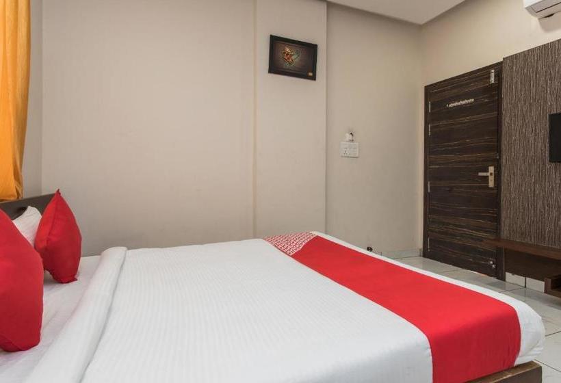 فندق Oyo 18757 Nakshatra Inn