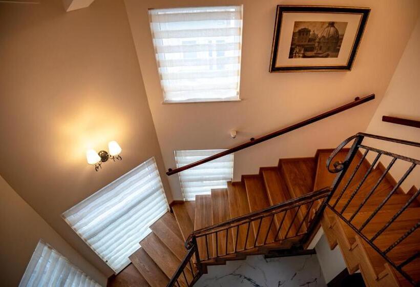 تختخواب و صبحانه Ana Boutique