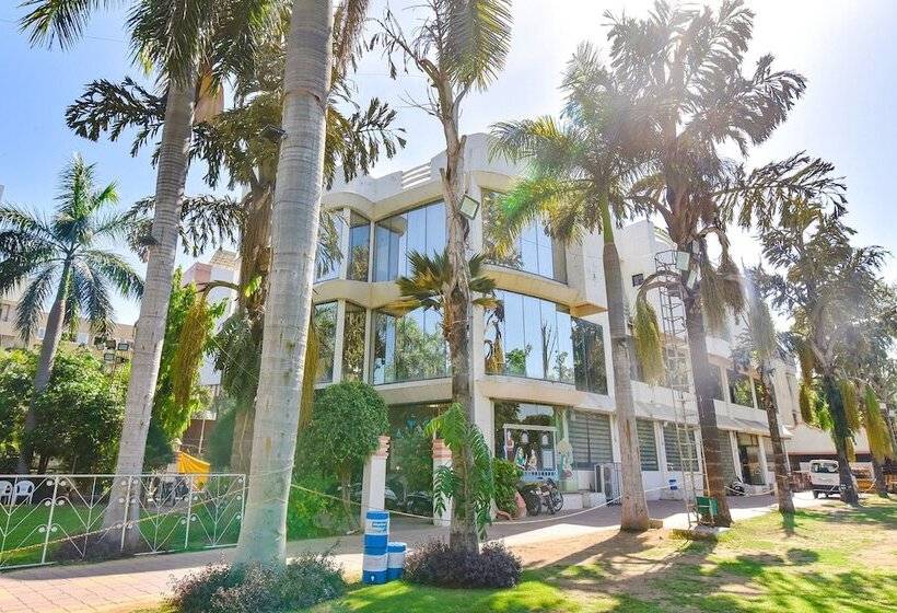 בית מלון כפרי Fabexpress Riya Revati Resort