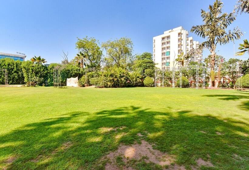 בית מלון כפרי Fabexpress Riya Revati Resort