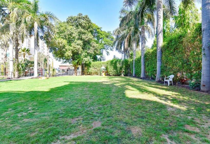 בית מלון כפרי Fabexpress Riya Revati Resort