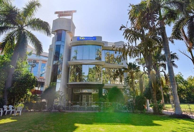 בית מלון כפרי Fabexpress Riya Revati Resort