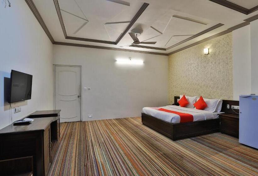 בית מלון כפרי Fabexpress Riya Revati Resort