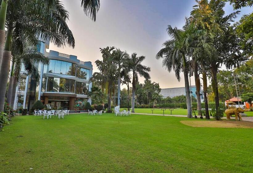 בית מלון כפרי Fabexpress Riya Revati Resort