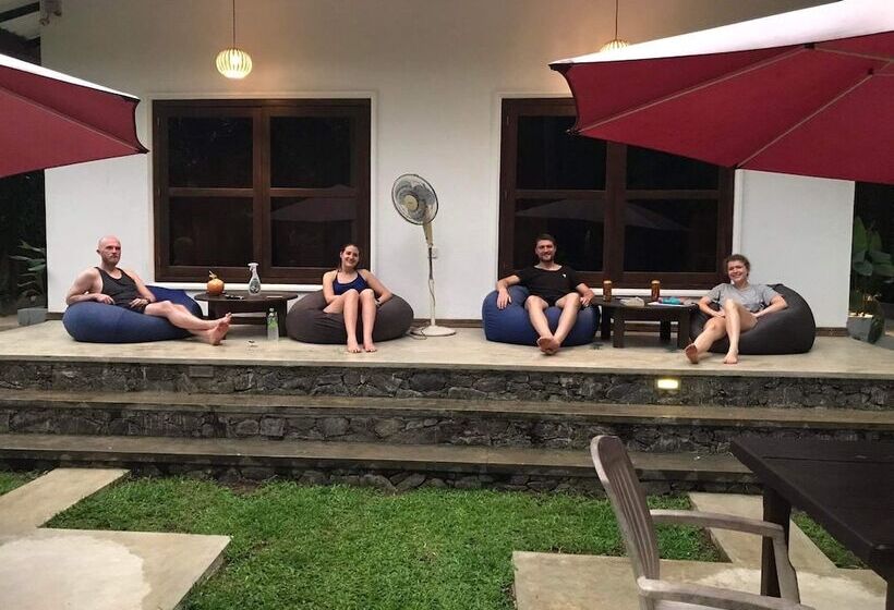 تختخواب و صبحانه Luaya Beach