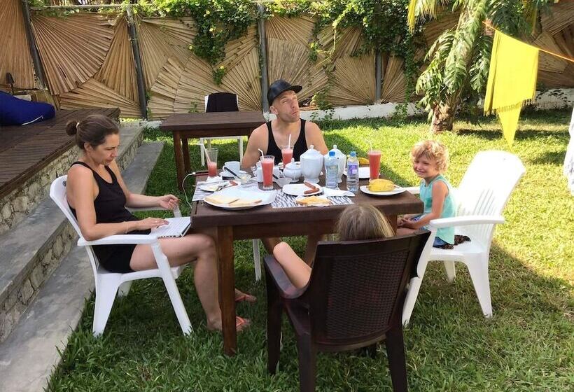 تختخواب و صبحانه Luaya Beach