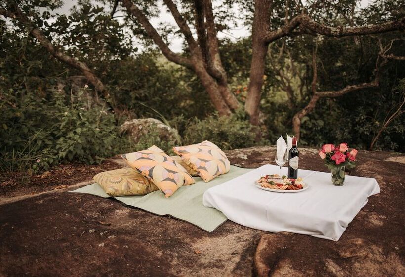 בית מלון כפרי Ndhula Luxury Tented Lodge