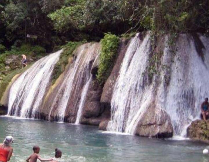 تختخواب و صبحانه Becaville