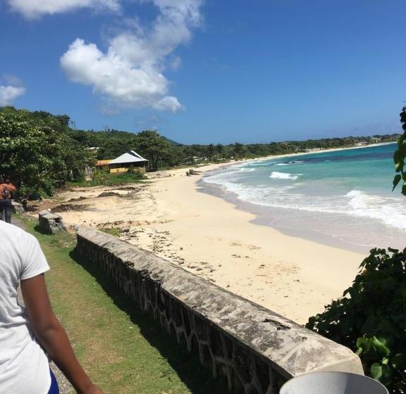 تختخواب و صبحانه Becaville