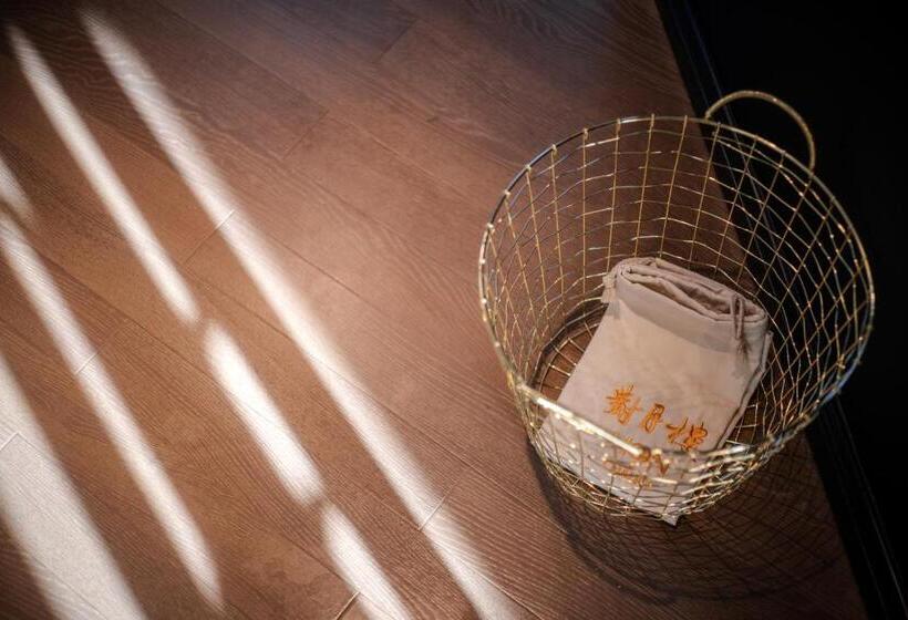 Отель Moon And Chalice Boutique