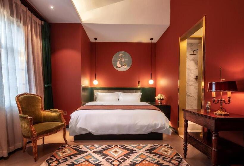 Отель Moon And Chalice Boutique