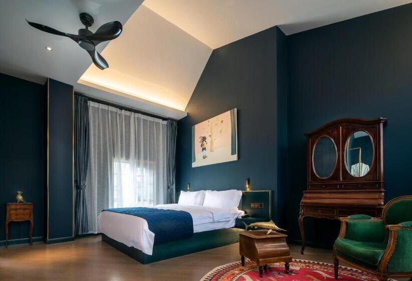 Отель Moon And Chalice Boutique