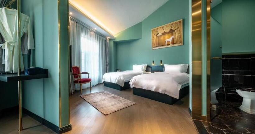 Отель Moon And Chalice Boutique