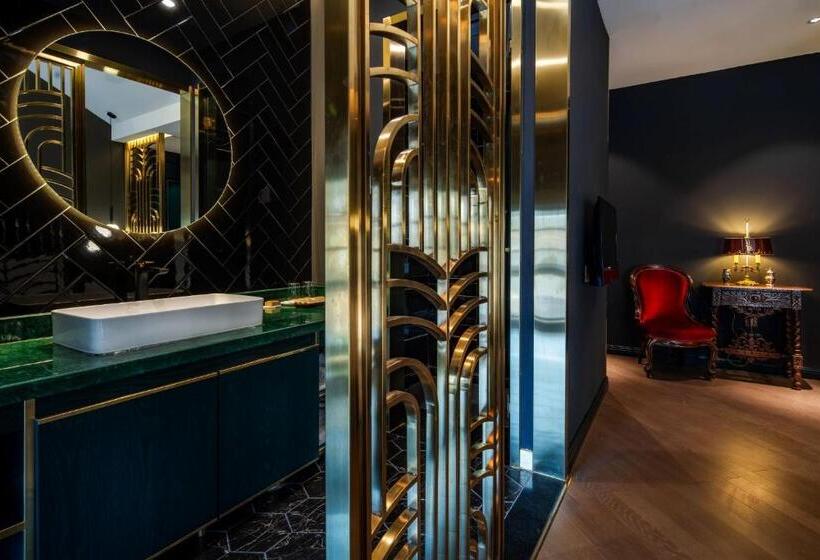 Отель Moon And Chalice Boutique