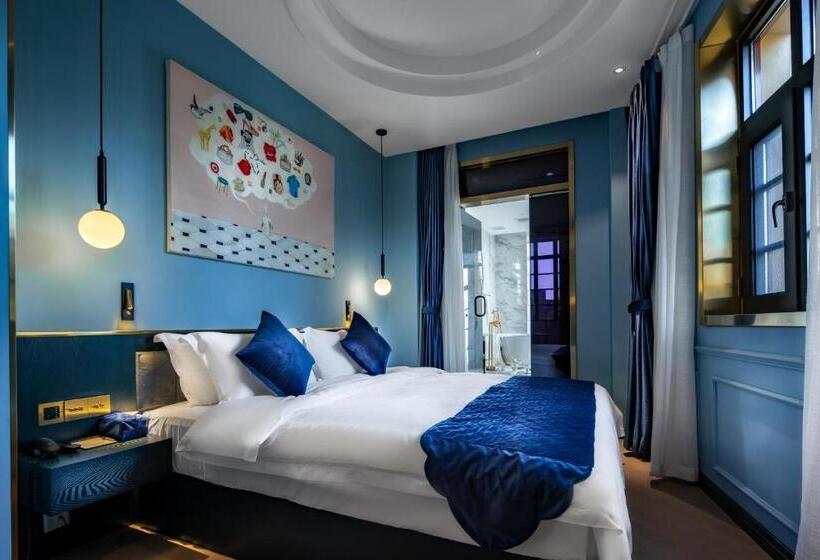 Отель Moon And Chalice Boutique