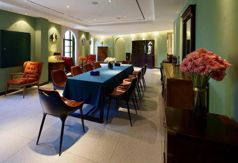 Отель Moon And Chalice Boutique