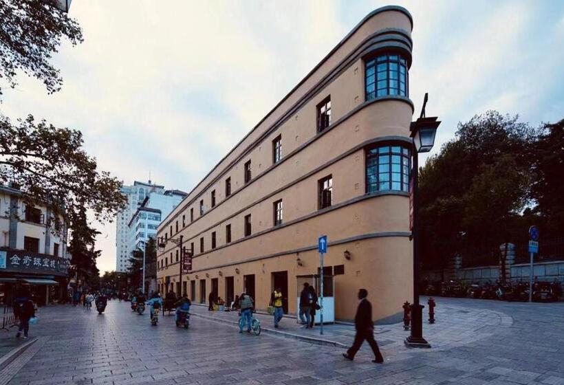 Отель Moon And Chalice Boutique