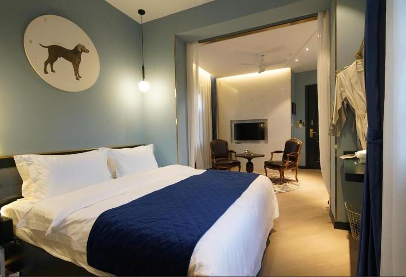 Отель Moon And Chalice Boutique