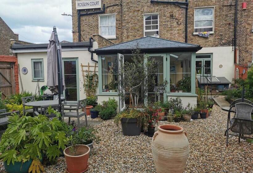 مبيت وإفطار Rosslyn Court