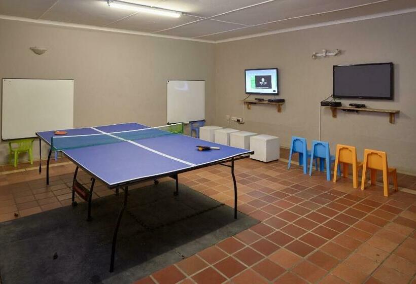 Общежитие First Group Hole In The Wall Backpackers